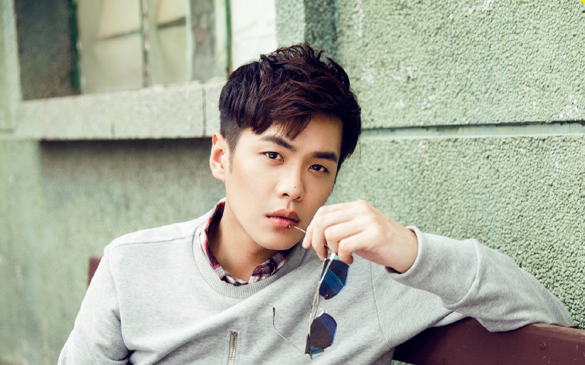 “新加坡游泳赛场:泳者挑战自我,争夺荣誉”